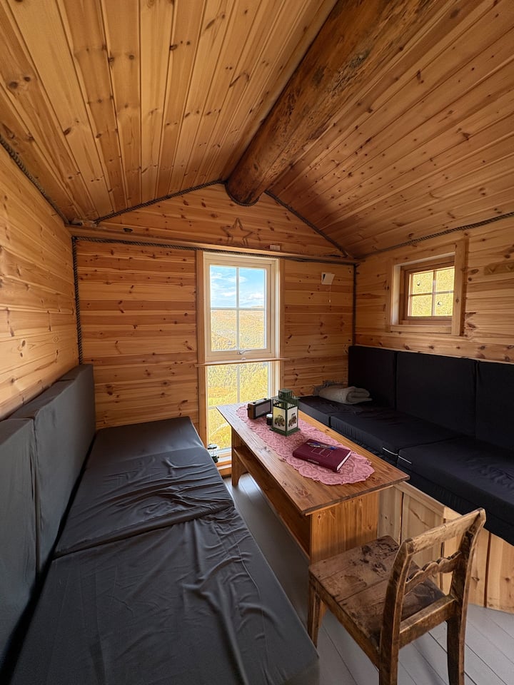 Საბნები და ბალიშები ინახება ლეიბების ქვეშ.