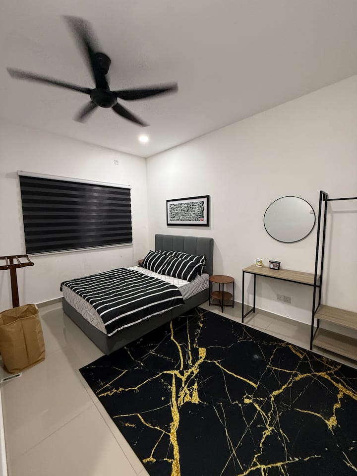 Posteľ veľkosti Queen so stropným ventilátorom