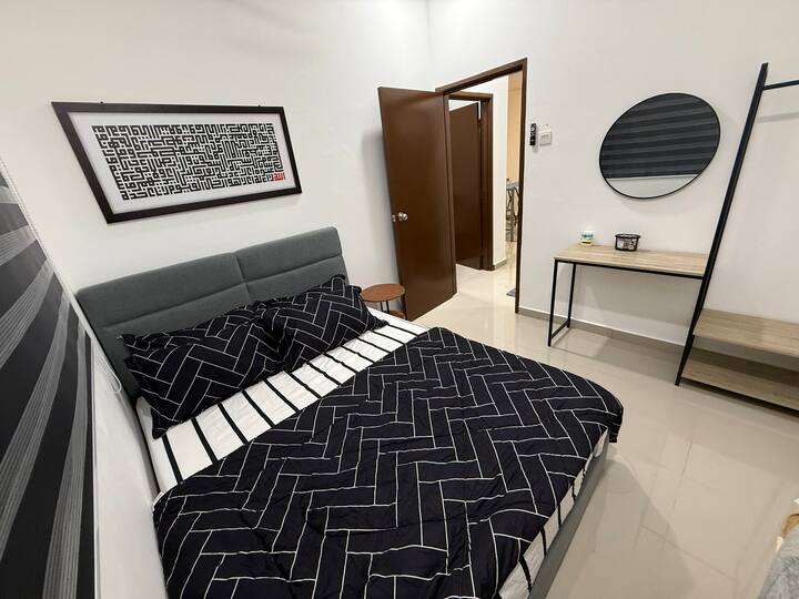 Menšia manželská posteľ so stropným ventilátorom