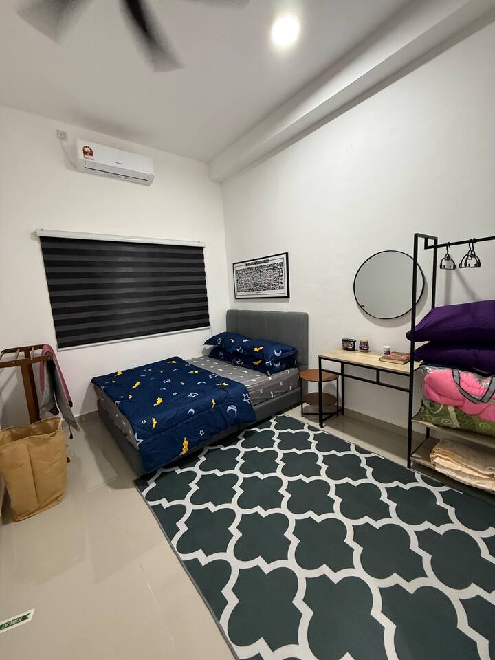 Izba na prízemí s manželskou posteľou, klimatizáciou a stropným ventilátorom