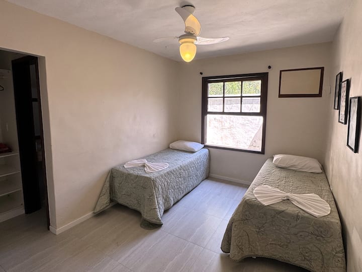 Një suitë me 2 krevate tekë ose 1 krevat dopio, gardërobë, çarçafë dhe ventilator tavani.