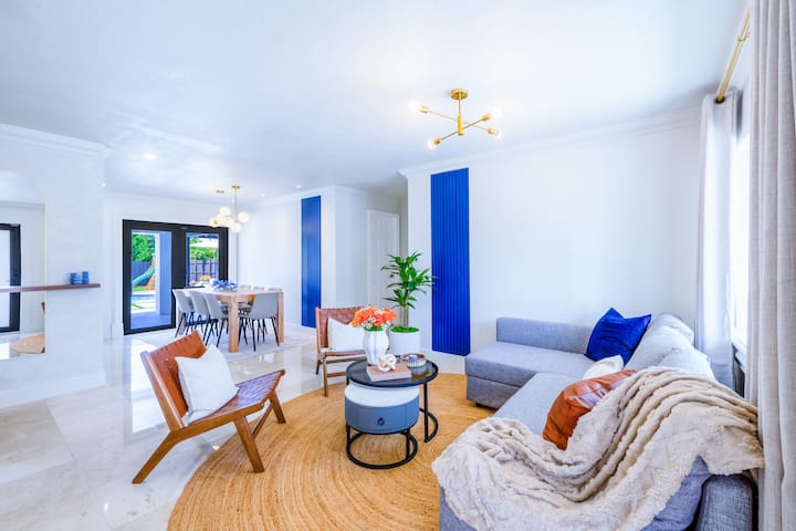 منطقة معيشة وتناول طعام مفتوحة مع ديكور رمادي مقطعي وعصري