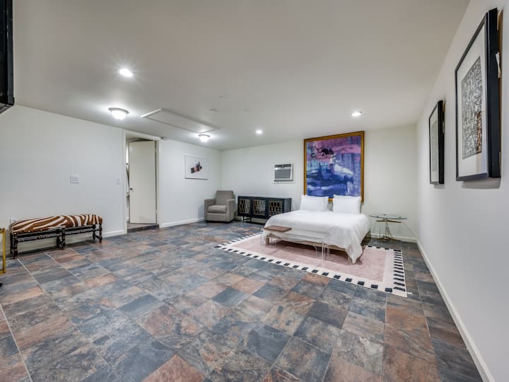 Oversized slaapkamer een in de garage casita - deelt een badkamer met de andere slaapkamer.