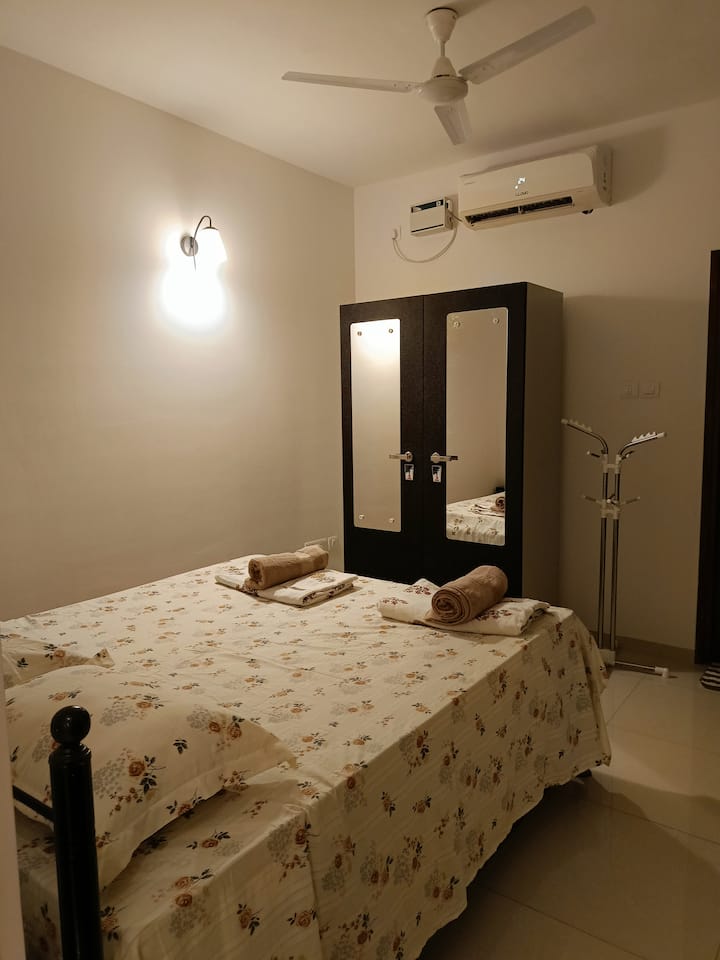 Spavaća soba 1 sa svom posteljinom, spremištem, klima-uređajem 