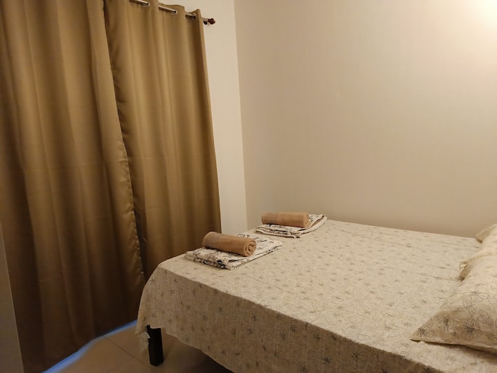 Spavaća soba br. 2 s krevetom i zavjesama