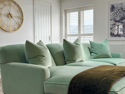 Top performing Airbnb: Elegant 2BR Retreat- Longbridge Shops, Rail &Hills in Birmingham
