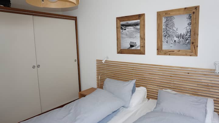 Pohodlná hlavná spálňa ponúka dve samostatné postele a priestrannú skriňu, ktorá poskytuje dostatok úložného priestoru pre vaše veci.