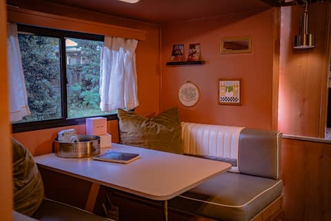 Popular Airbnb listing: Retro Retreat at Casa Salama in Gresham Park