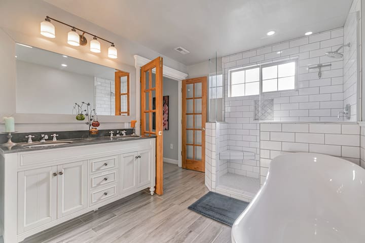 Big 6BR DT SJ Getaway + Huge Backyard