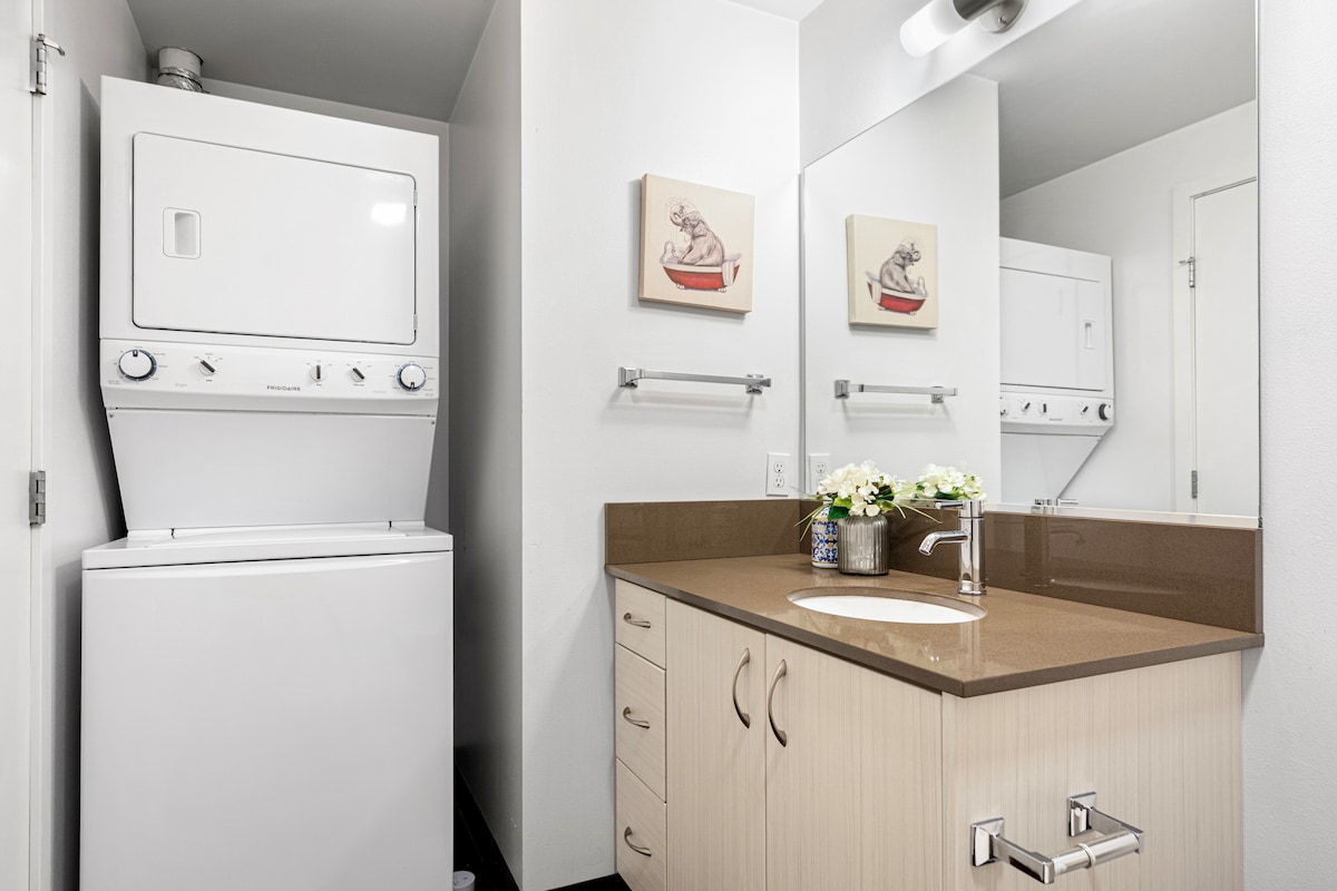 Stylish OceanView 1B1B w/Rooftop SpaceNeedle Views