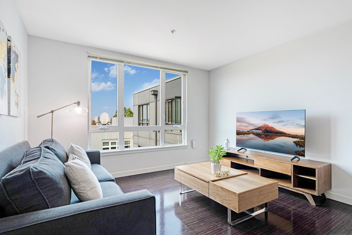 Stylish OceanView 1B1B w/Rooftop SpaceNeedle Views