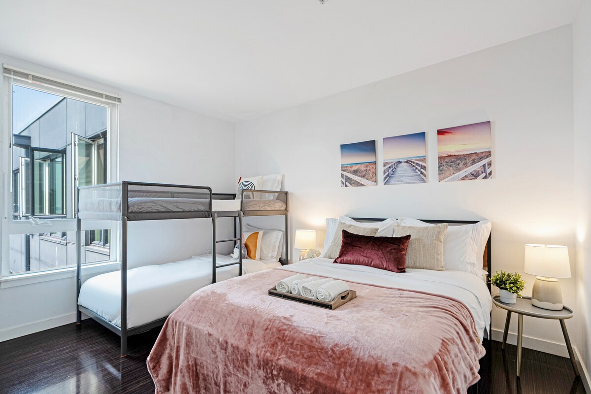 Stylish OceanView 1B1B w/Rooftop SpaceNeedle Views