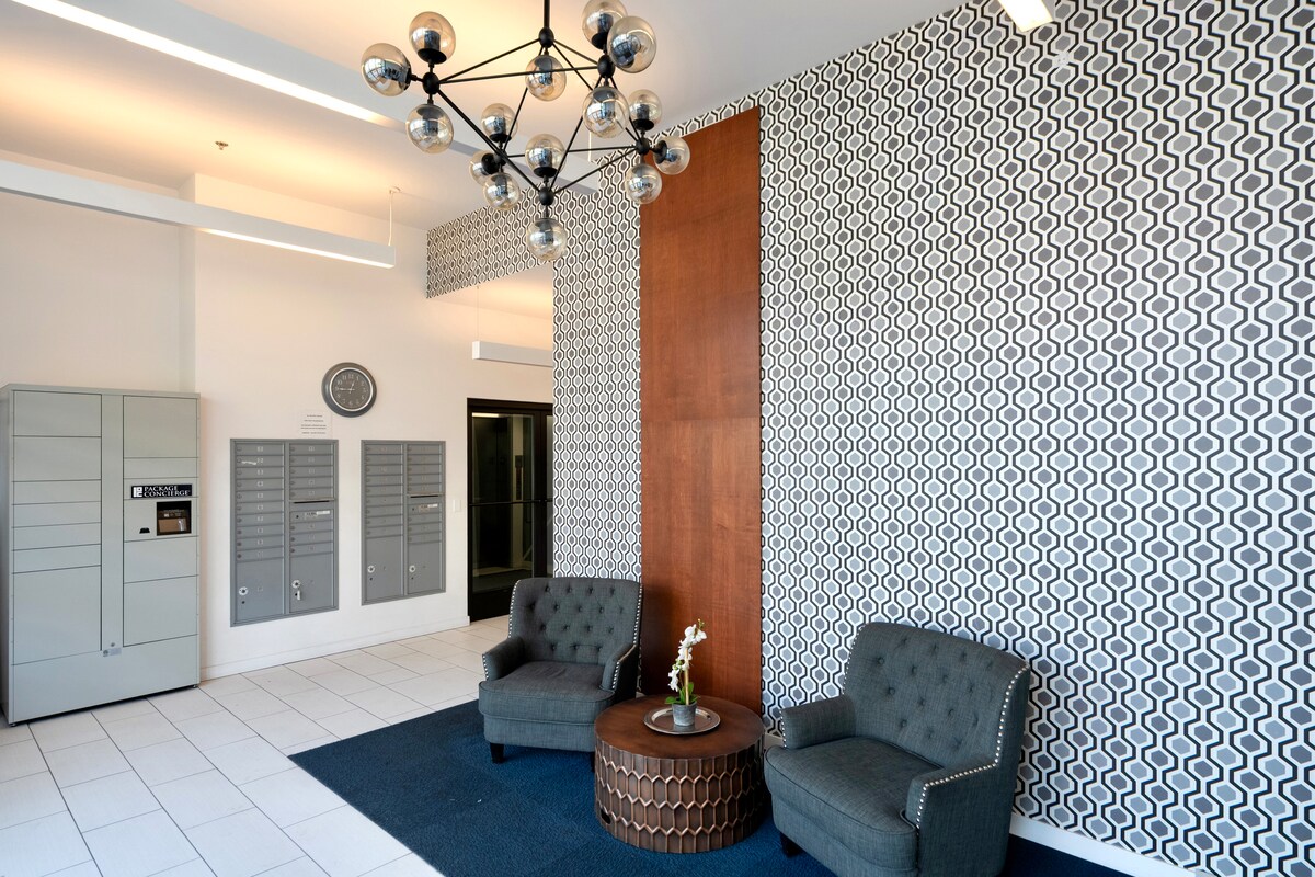 Stylish OceanView 1B1B w/Rooftop SpaceNeedle Views