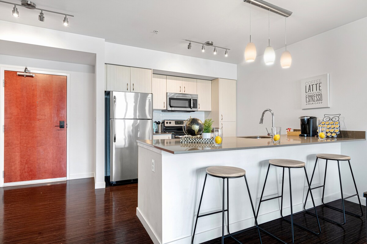 Stylish OceanView 1B1B w/Rooftop SpaceNeedle Views