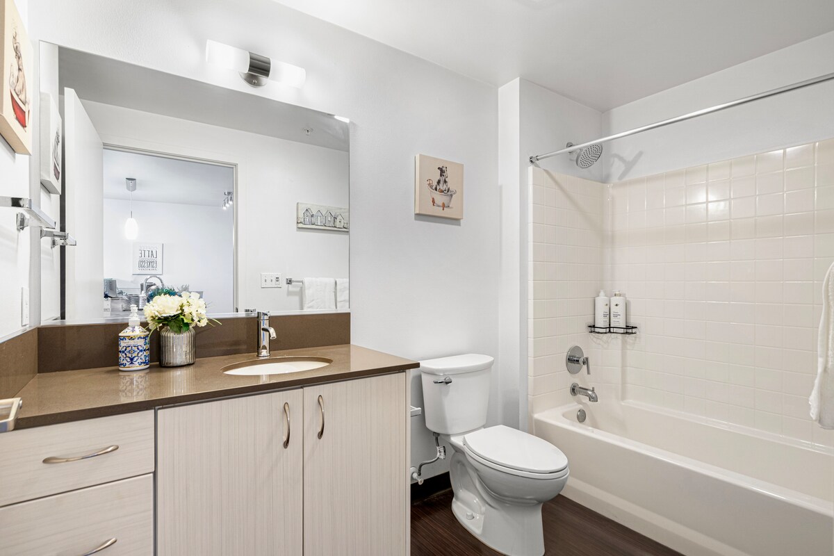 Stylish OceanView 1B1B w/Rooftop SpaceNeedle Views