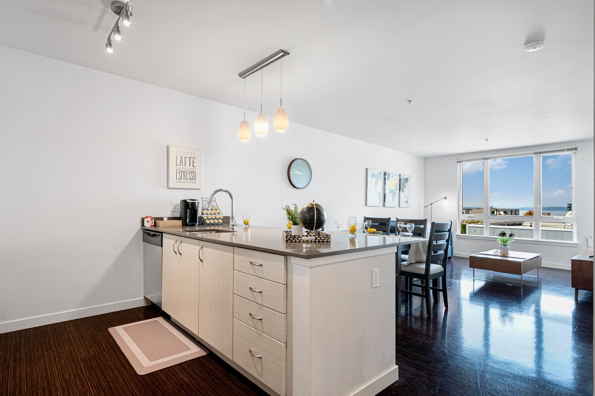 Stylish OceanView 1B1B w/Rooftop SpaceNeedle Views
