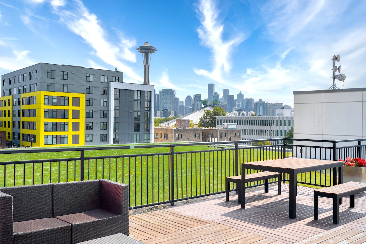 Stylish OceanView 1B1B w/Rooftop SpaceNeedle Views