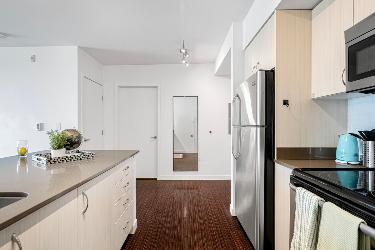 Stylish OceanView 1B1B w/Rooftop SpaceNeedle Views