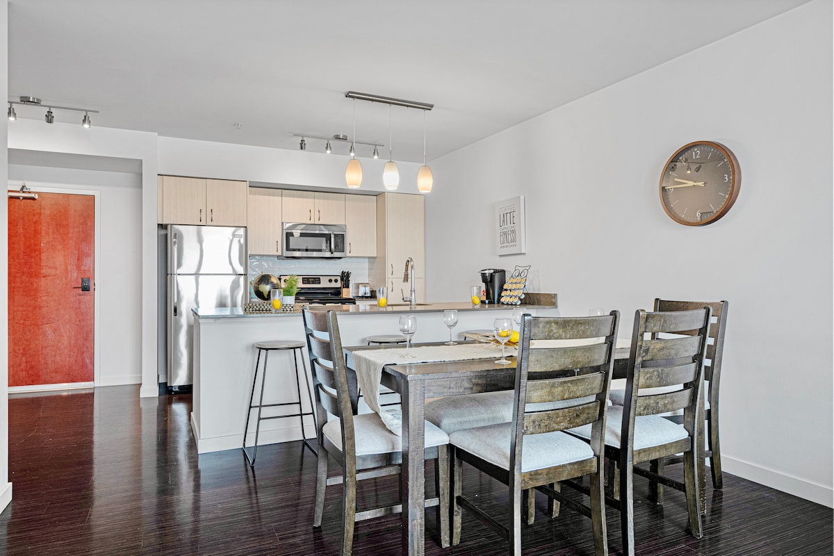 Stylish OceanView 1B1B w/Rooftop SpaceNeedle Views