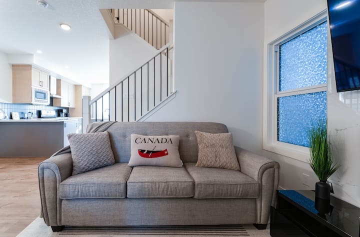Brand New 4br | 3 Full Baths | Gym + Office | Yyc - Airdrie