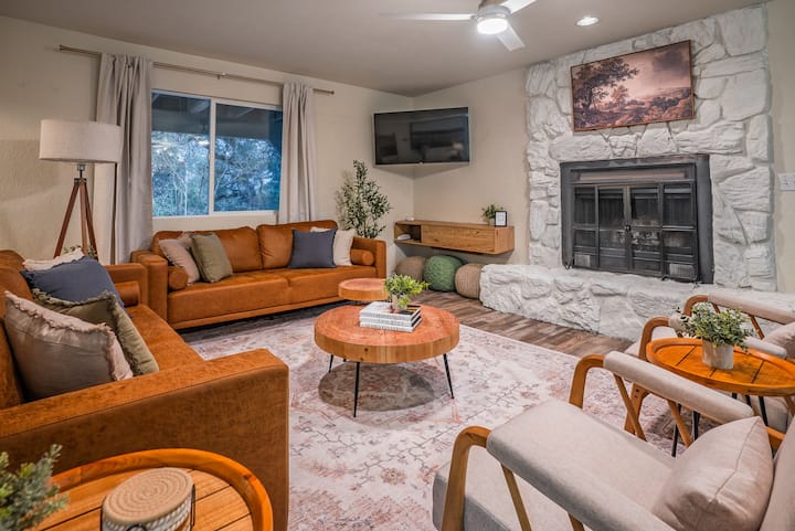 Kaweah Oaks Cabin: Firepit, Hot Tub, Game Room - Three Rivers, CA