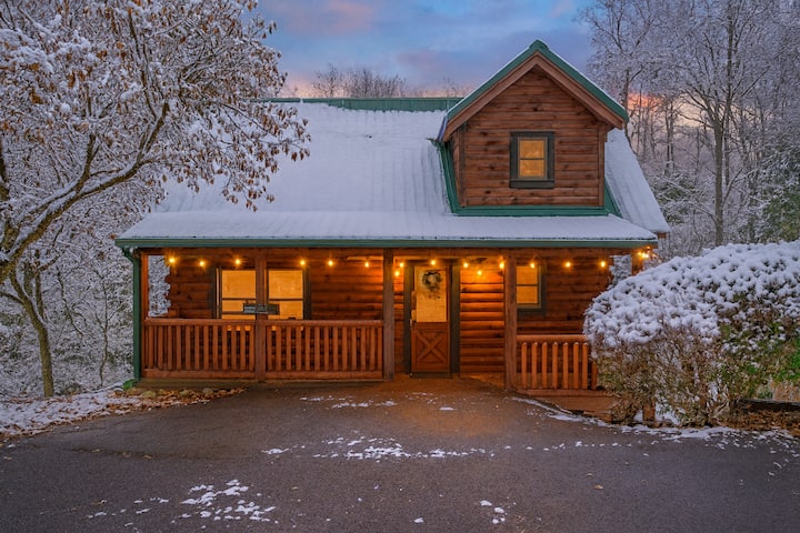 Couples Escape - Waterfall Hottub Pondview Firepit - Pigeon Forge, TN