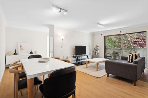 2BR Walk to Racecourse, Tram, UNSW, & Cent Park