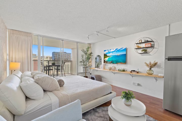 Perfect For Soaking Up The Island Breeze - Honolulu, HI