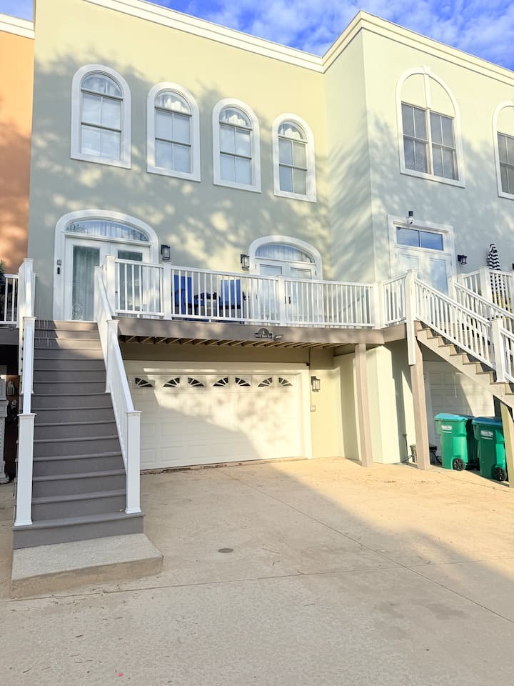 Coastal Luxe Townhouse W/ Rooftop Views ! - Gulfport, MS