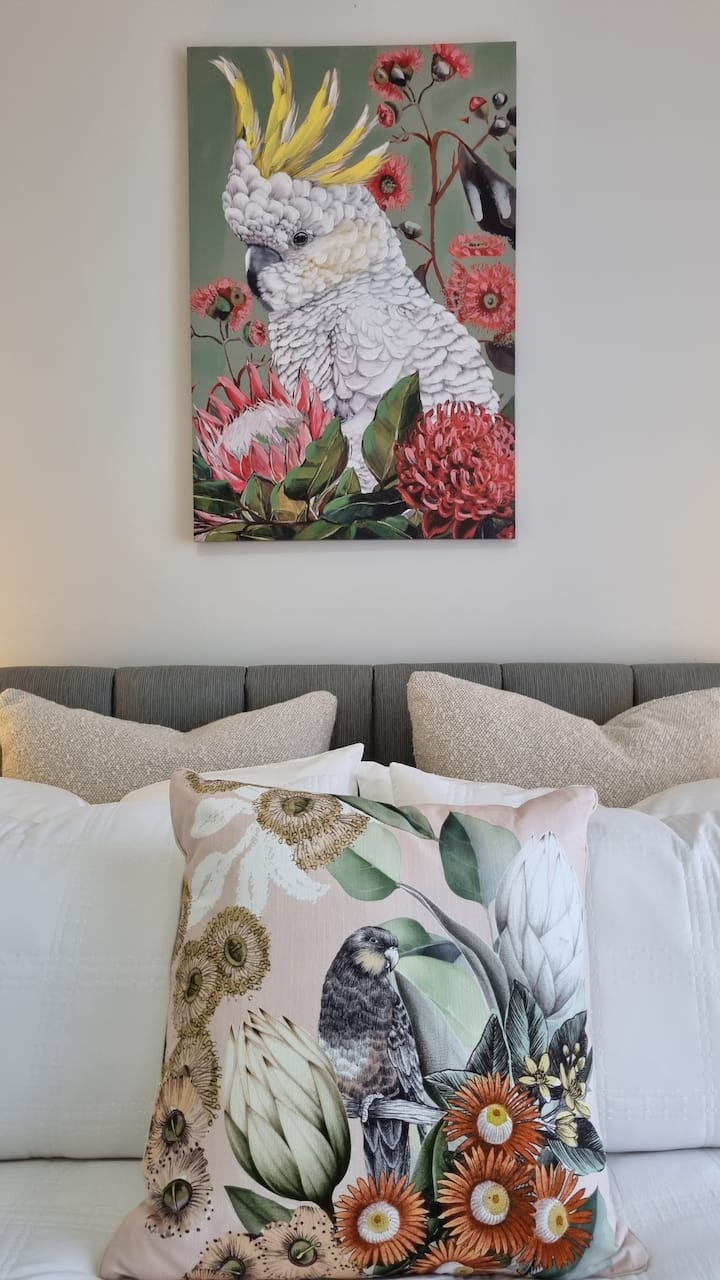 Მომხიბლავი ფრინველების სამოთხის შთაგონებული კედლის დეკორი და ბალიშები ოთახს ბუნების წიაღში აქცევს