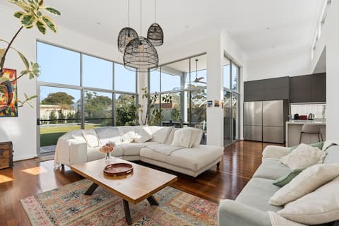 Luxury Family Retreat: Pool, Fire & Space for 10