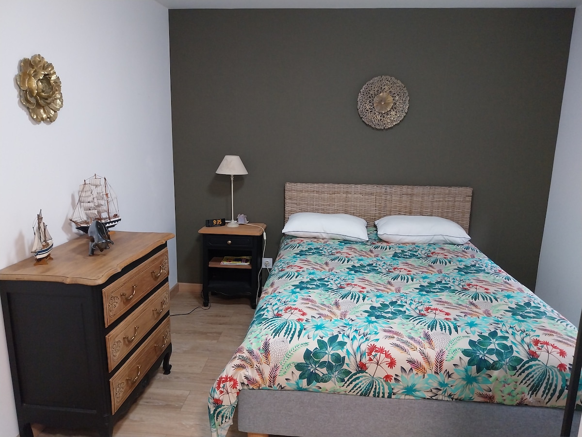 140 საწოლი მატრასით და ახალი საწოლის ძირი + გარდერობი 