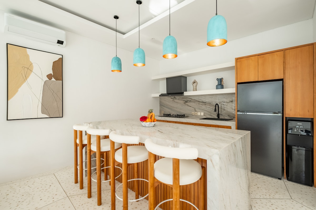 Home in South Kuta · ★4.9 · 4 bedrooms · 4 beds · 4.5 baths, Airbnb karşılaştırması