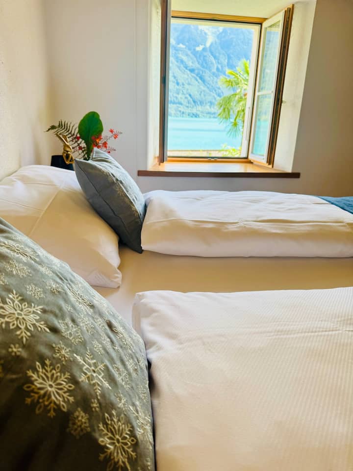 Lit confortable avec des draps frais et des oreillers moelleux pour un séjour reposant.