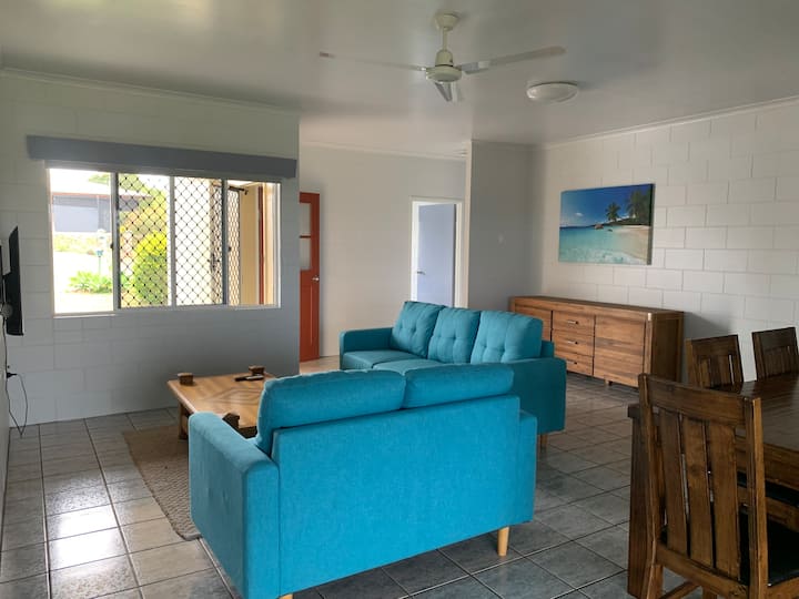 Comfy 4 Bedroom House With Country Views - 애서튼