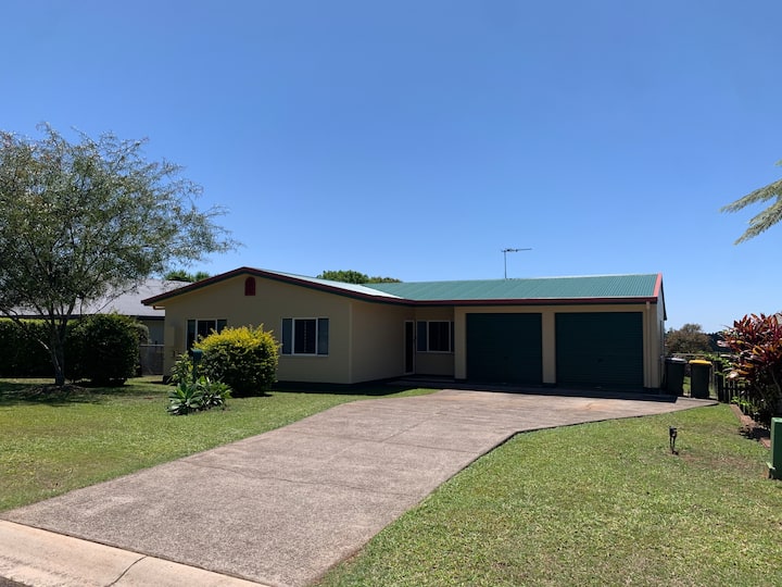 Comfy 4 Bedroom House with Country Views