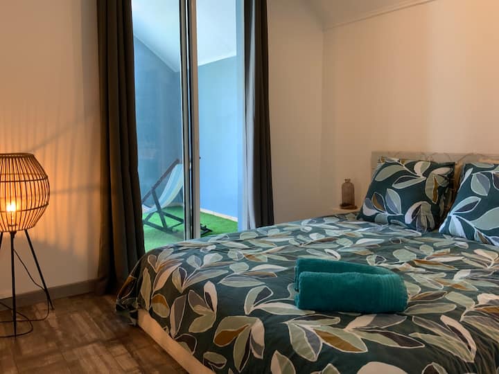 Amplio dormitorio principal con balcón con vista al mar, cama tamaño king, ropa de cama, vista directa al mar, persianas y aire acondicionado para noches tranquilas.