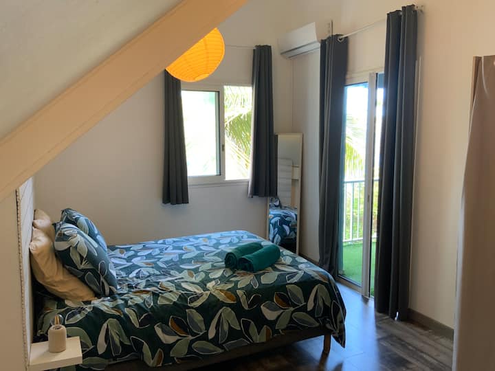 Una amplia suite con cama doble y sofá cama, perfecta para alojar cómodamente a padres e hijos.