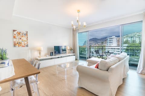 Successful Airbnb property: Modern 1BR with Pool & Sea View & Free Parking in São Martinho