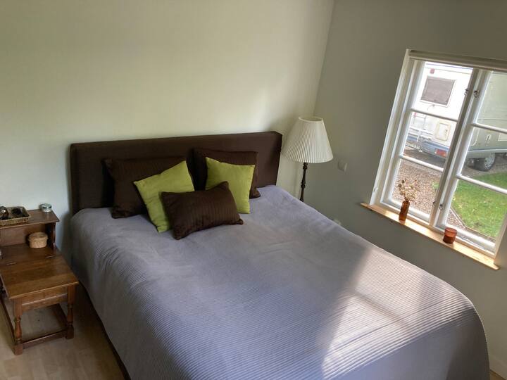 ✨ Spálňa 1 – s manželskou posteľou ✨
Svetlá a pokojná spálňa s pohodlnou manželskou posteľou. Izba má dve okná, ktoré poskytujú krásne denné svetlo, a je vybavená zatemňovacími závesmi pre tých, ktorí chcú spať nerušene, aj keď svieti slnko. 