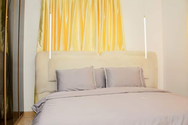 Спијте мирно на брачниот кревет и разбудете се освежени од мирисот на свежо цвеќе. Уживајте во омилените серии на паметниот телевизор и одржувајте ги основните удобности уредно подредени во елегантната стаклена гардероба