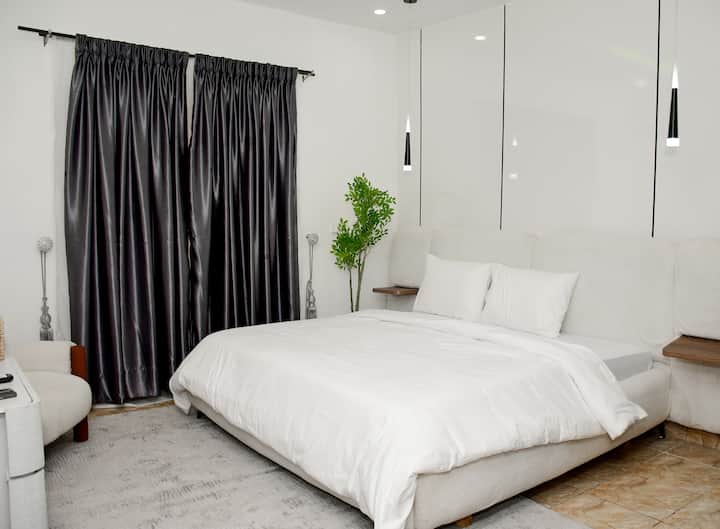 Спијте мирно на брачниот кревет и разбудете се освежени од мирисот на свежо цвеќе. Уживајте во омилените серии на паметниот телевизор и одржувајте ги основните удобности уредно подредени во елегантната стаклена гардероба