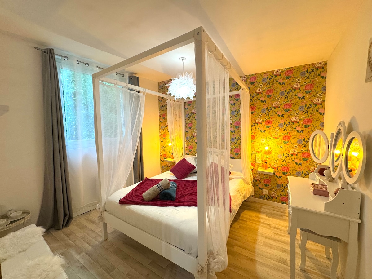 Soba „Bois – Joli” nalazi se u prizemlju, pored sobe „Robin des Bois”.