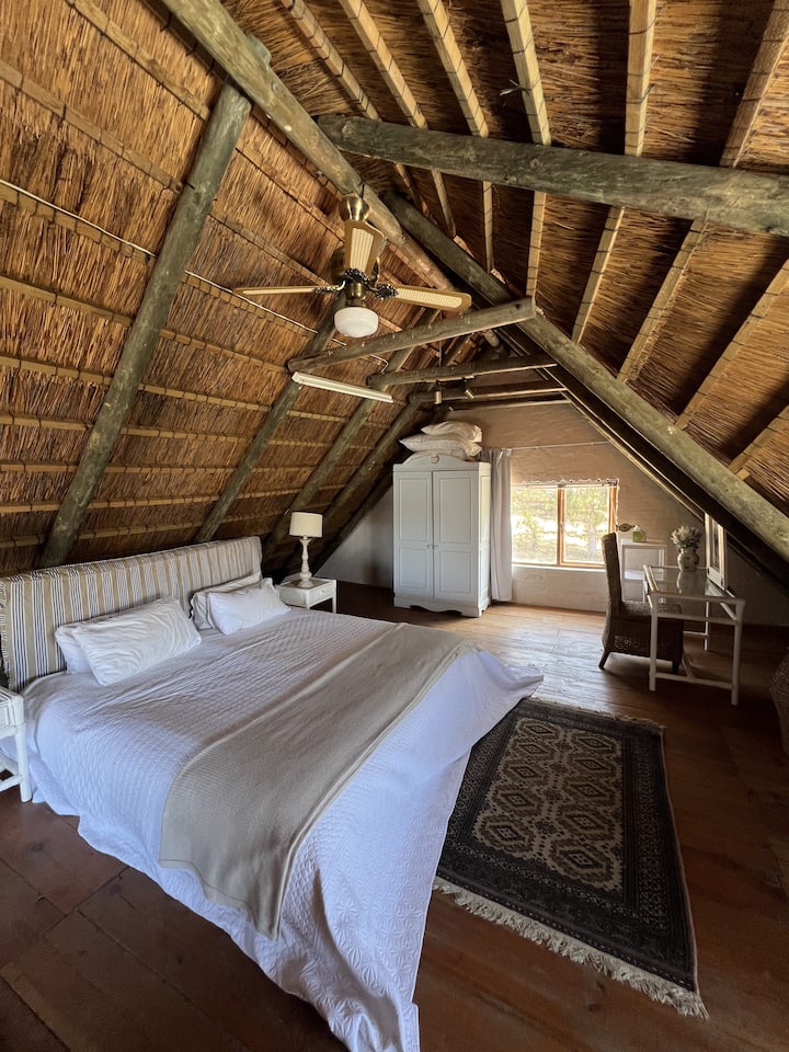 La seconda camera da letto può ospitare due persone, situata al piano superiore e dotata di vasca, lavandino e servizi igienici.