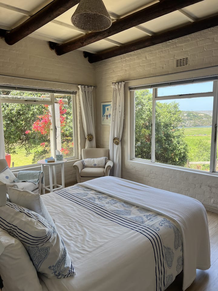 La prima camera da letto può ospitare due persone, con un bagno privato completo situato al piano terra della casa.