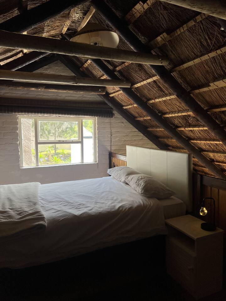 La terza camera da letto al secondo piano è dotata di un letto matrimoniale e due letti singoli. Questa camera è perfetta per i bambini che condividono uno spazio. Si prega di notare che non c'è un bagno collegato a questa camera da letto e deve essere condiviso con la camera da letto 1 o 2.