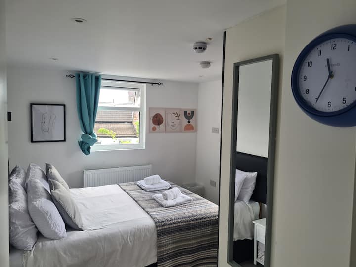 Cozy Pod 5 - Whitehart Lane - North London - Londra