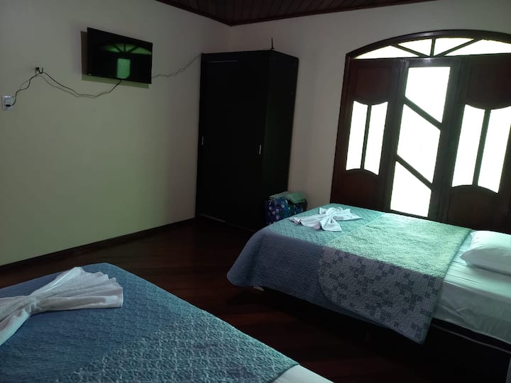Dormitorio 1
1 cama doble, 1 cama individual, 1 armario, 1 unidad de aire acondicionado, 1 TV de 30 pulgadas