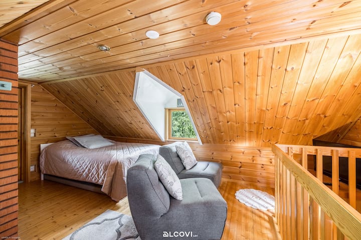 El loft tiene capacidad para dormir en una cama de 140 cm y una cama de 80 cm. Hay colchones adicionales disponibles.

Al final de la noche, puedes tener una noche de cine en el loft