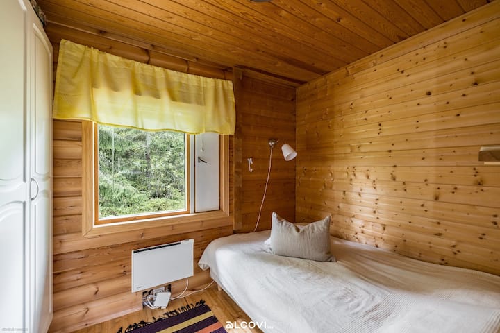 Dormitorio en la planta baja con cama de 120 cm.